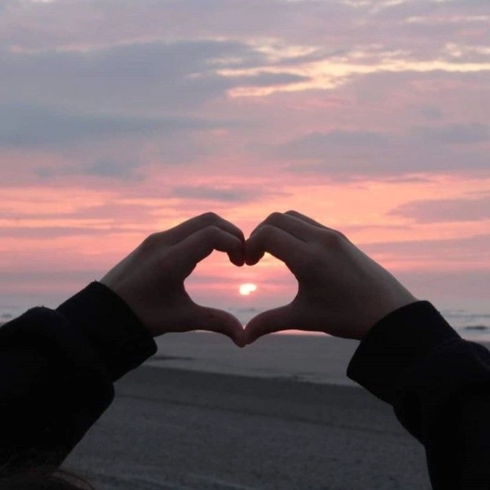 hand heart pfp aesthetic
