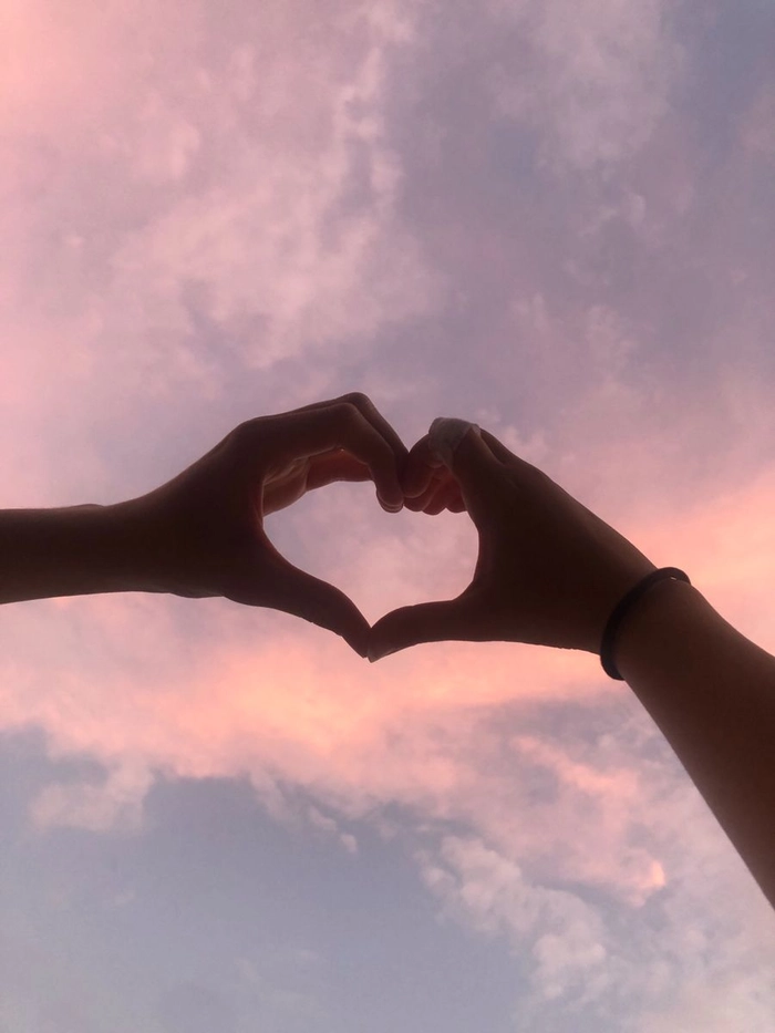 hand heart pfp