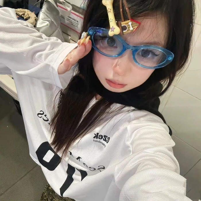 aesthetic pfp with y2k style