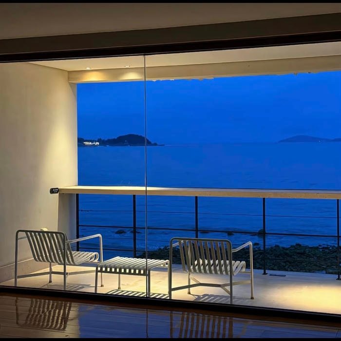 Blue aesthetic profile image with smooth gradient light