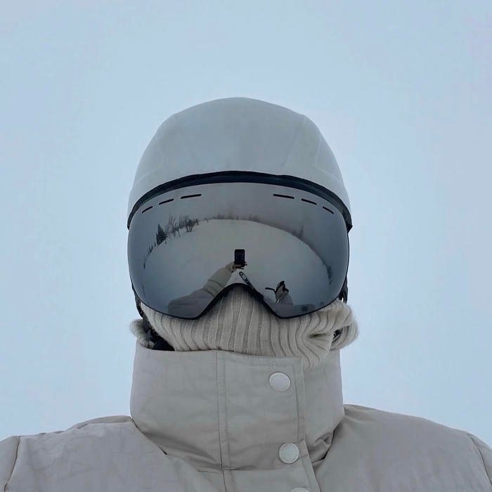 winter aesthetic pfp with dreamy cold lighting