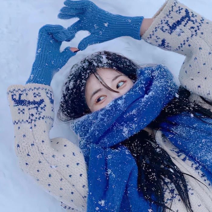 winter aesthetic pfp with peaceful seasonal tone