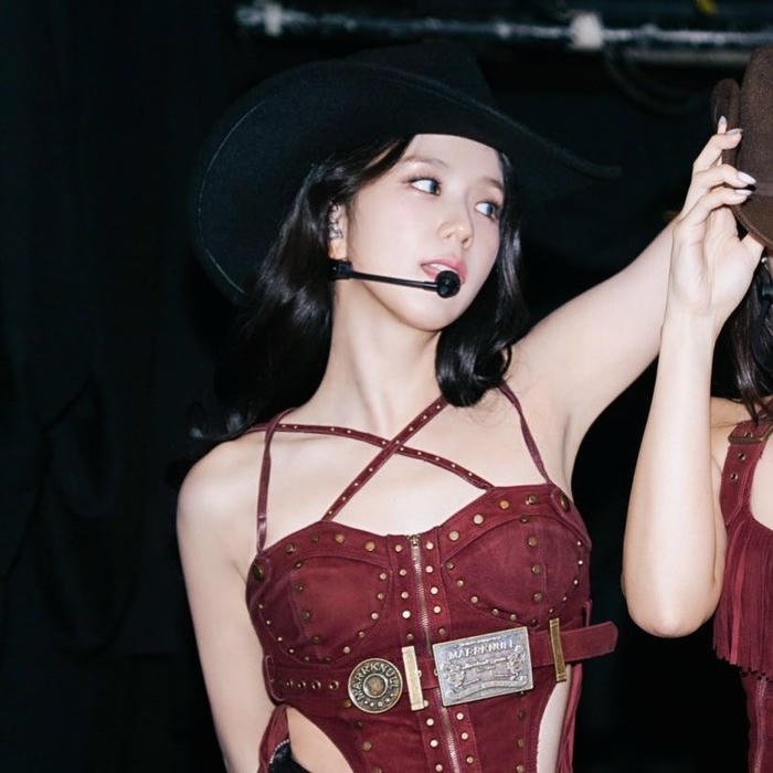 Profile customization influenced by kpop aesthetic pfp