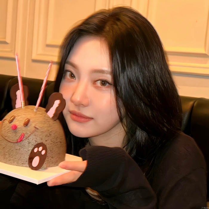 Profile styling influenced by current kpop aesthetic pfp