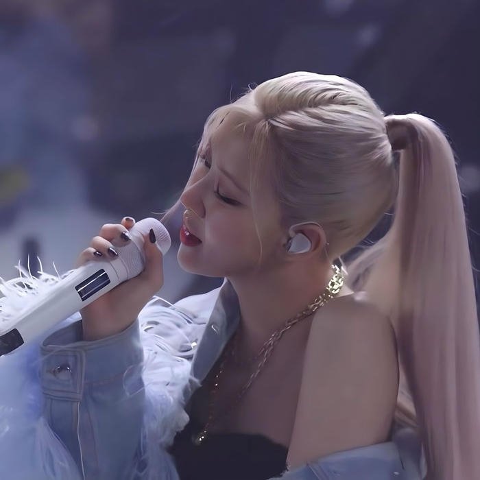 This image fits the kpop aesthetic pfp category