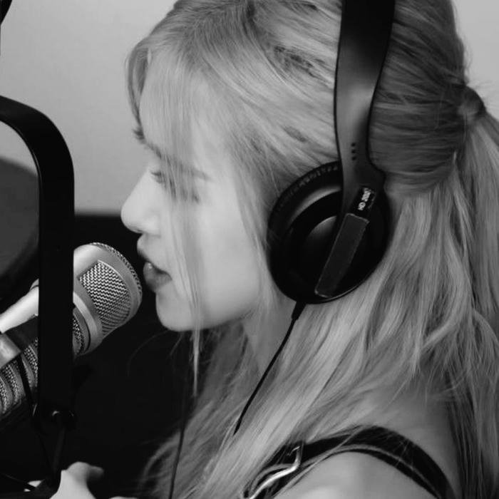 kpop aesthetic pfp associated with idol fan accounts