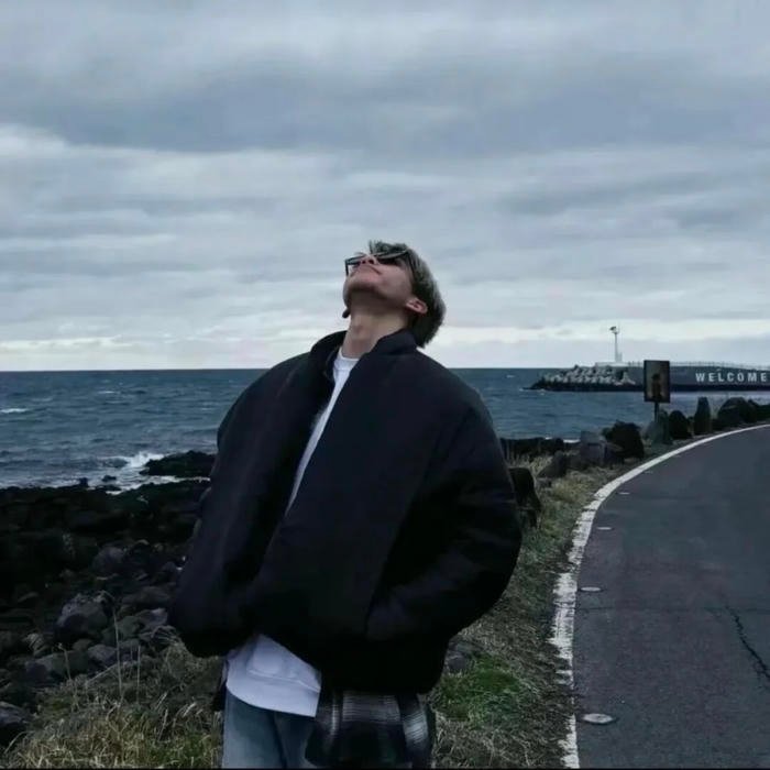 Clear subject prioritization defining clean pfp appeal