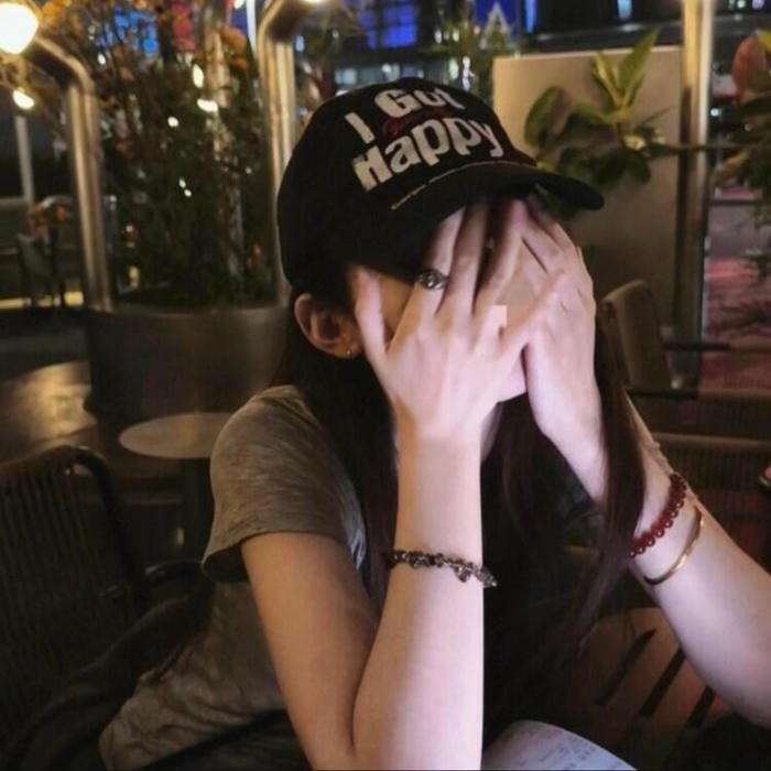 Clutterless composition highlighting subject focus clean pfp