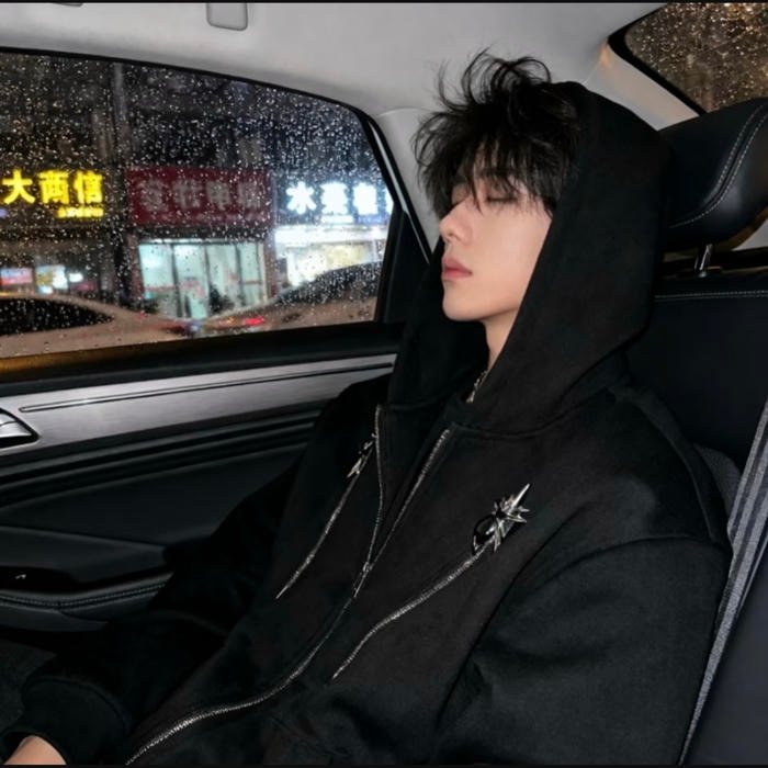 Well spaced elements creating readable clean pfp presentation