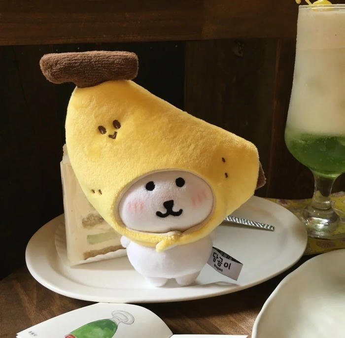 cartoon banana pfp with expressive eyes