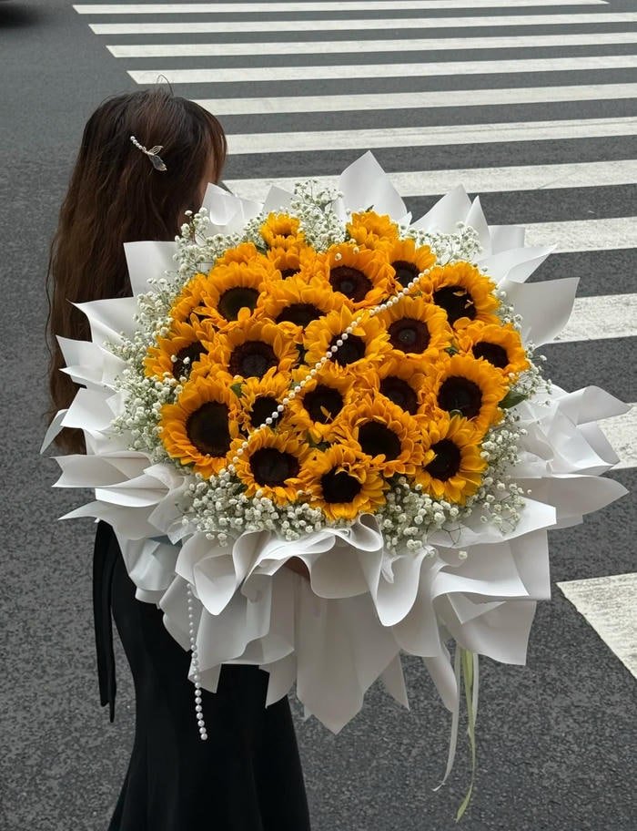 natural light sunflower pfp in soft focus