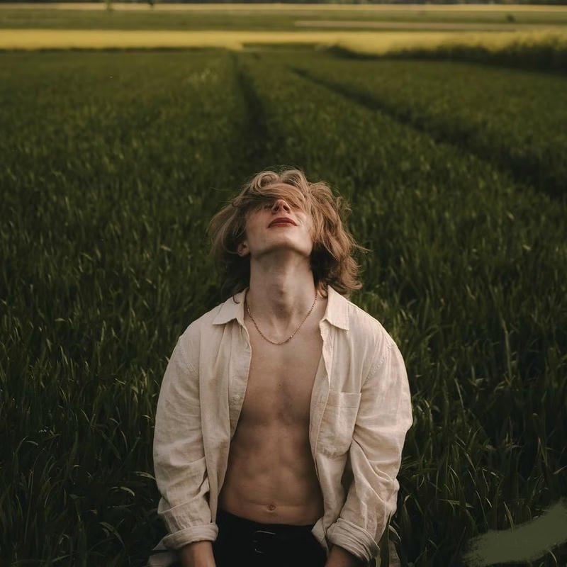 Retro pfp presenting gentle vintage mood character portrait